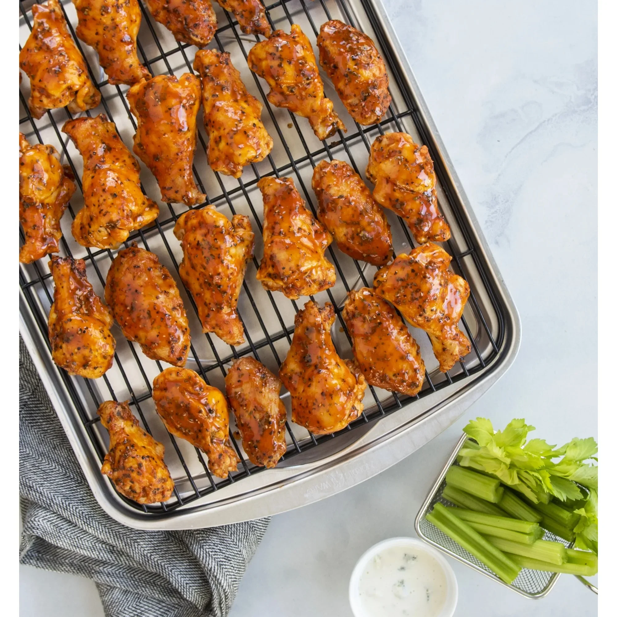 مقلاة لحم مقدد من الألومنيوم مع رف متداخل، 12.7 × 17.4 × 1.6 بوصة