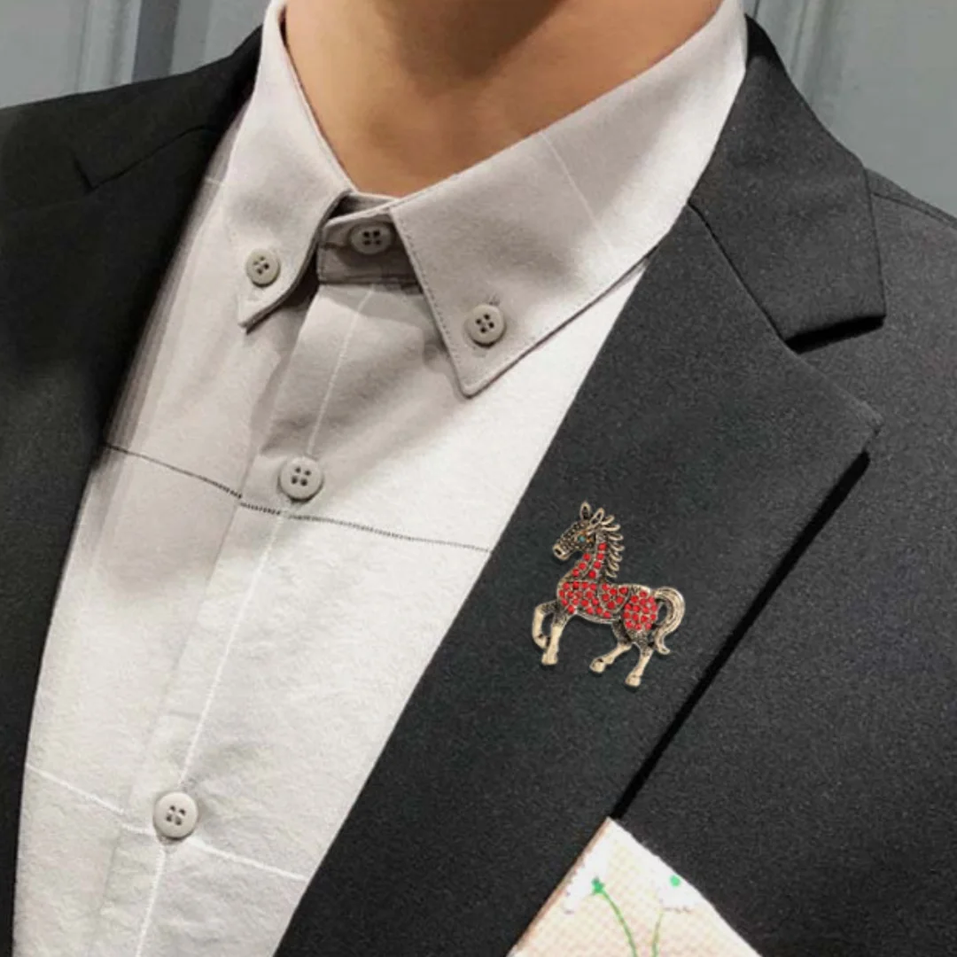 حجر الراين التلبيب دبوس خمر الحصان التلبيب دبوس زودياك الحيوان بروش معقدة مجوهرات بروش الإكسسوار لقبعات هدايا السنة الجديدة