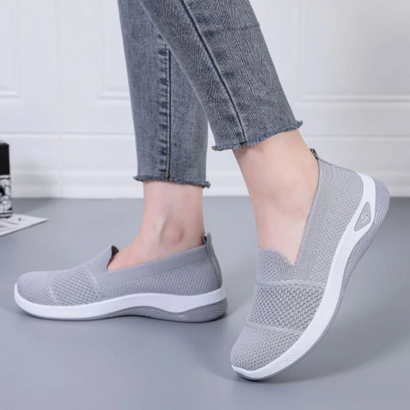 Tênis casuais leves e macios para mulheres, deslizamento respirável em sapatos de caminhada, confortáveis apartamentos de malha de malha, mocassins plus size