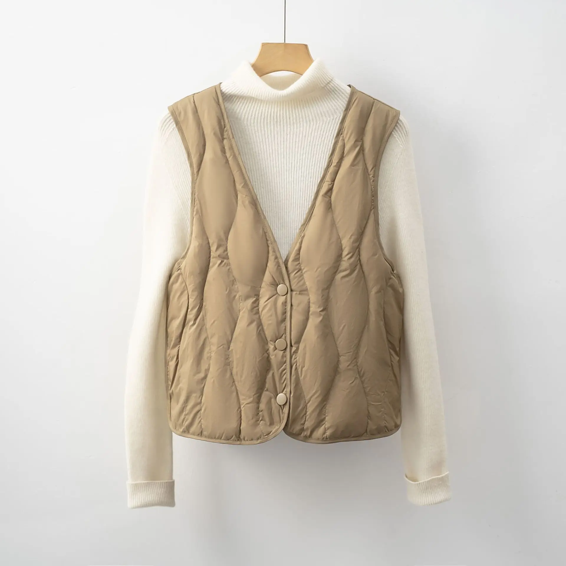 سترة على شكل حرف V مع تعبئة معيار جديد بنسبة 90%. طبقة خفيفة الوزن للغاية ومتعددة الاستخدامات للدفء الأنيق وغير جهد. #1