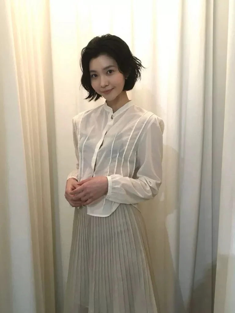 

Весна 2026: Женская рубашка с длинным рукавом в корейском стиле, хлопок, высокая талия, складчатый дизайн, приятная к телу, дышащая, стандартный крой, чистый хлопок