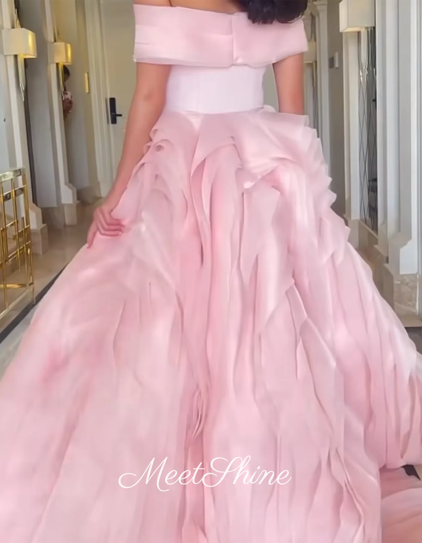 エレガントなピンクのチュールオフショルダーイブニングドレスシンプルなサテンマーメイドロングフロアレングスプロムドレスフォーマルオケージョンドレスカスタマイズ