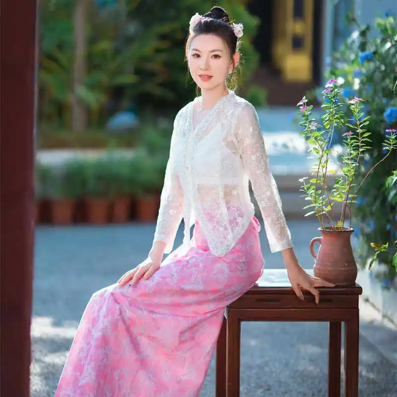 

Singapore Malaysia Nyonya Bride's Clothing White Pink Pearl Color Blouse + Skirt Set Elegant Lace Ethnic Style Dai Outfit CT035
