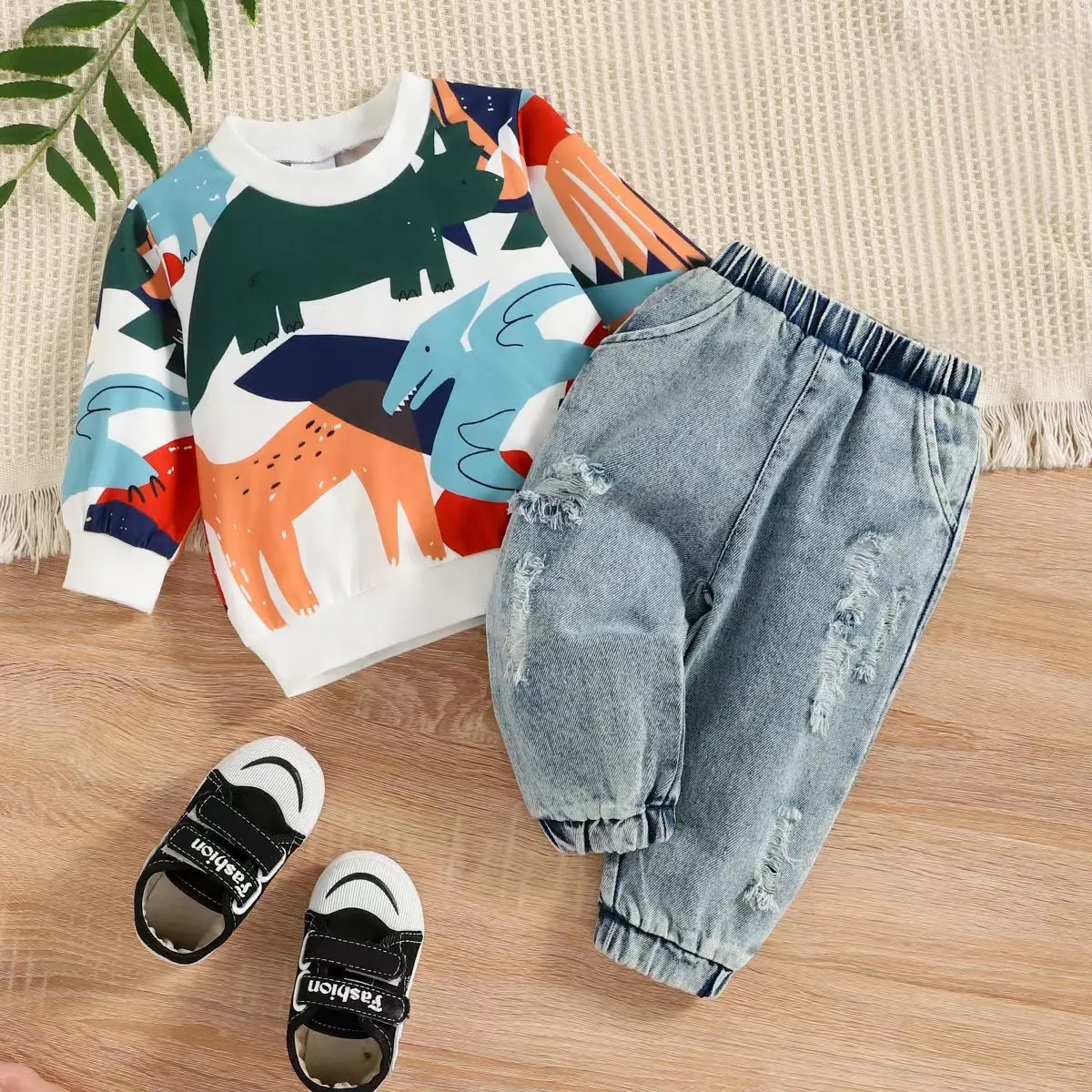 

PatPat 2pcs Baby Boy Allover Dinosaur Print Long-sleeve Sweatshirt and Ripped Jeans Set