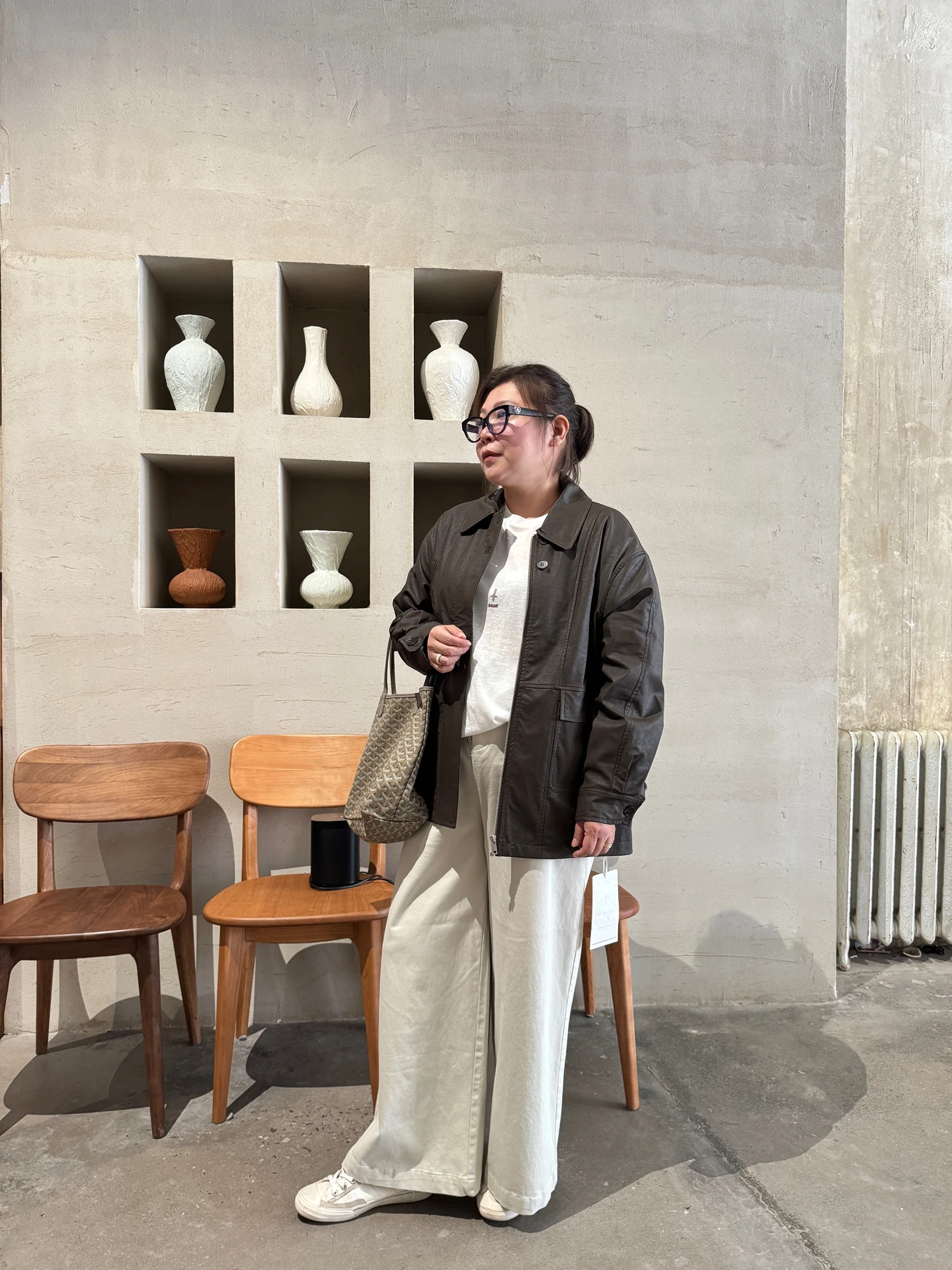 جاكيت نسائي كبير الحجم من الجلد الصناعي بتصميم كوري بسيط بلون القهوة، فضفاض وعصري بأكمام طويلة لموسم الخريف من روز سيستر