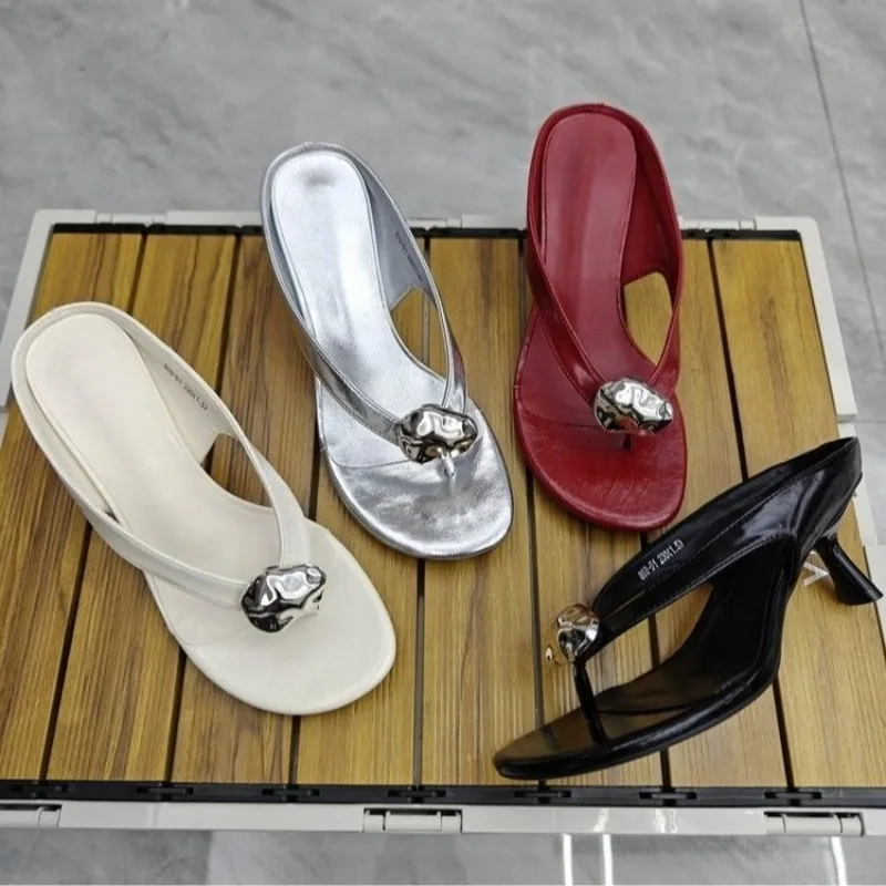 Erhöhte Innensohle mit Metallrundspange und Clip-Zehen-Design – Damen-Sommersandalen 2026 Neu in Silber
