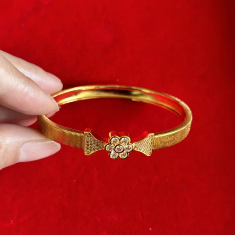 

Women's 24K Gold Flower-Clasp Bracelet, AU999 | Hammered bamboo-flower with thread flower clasp.