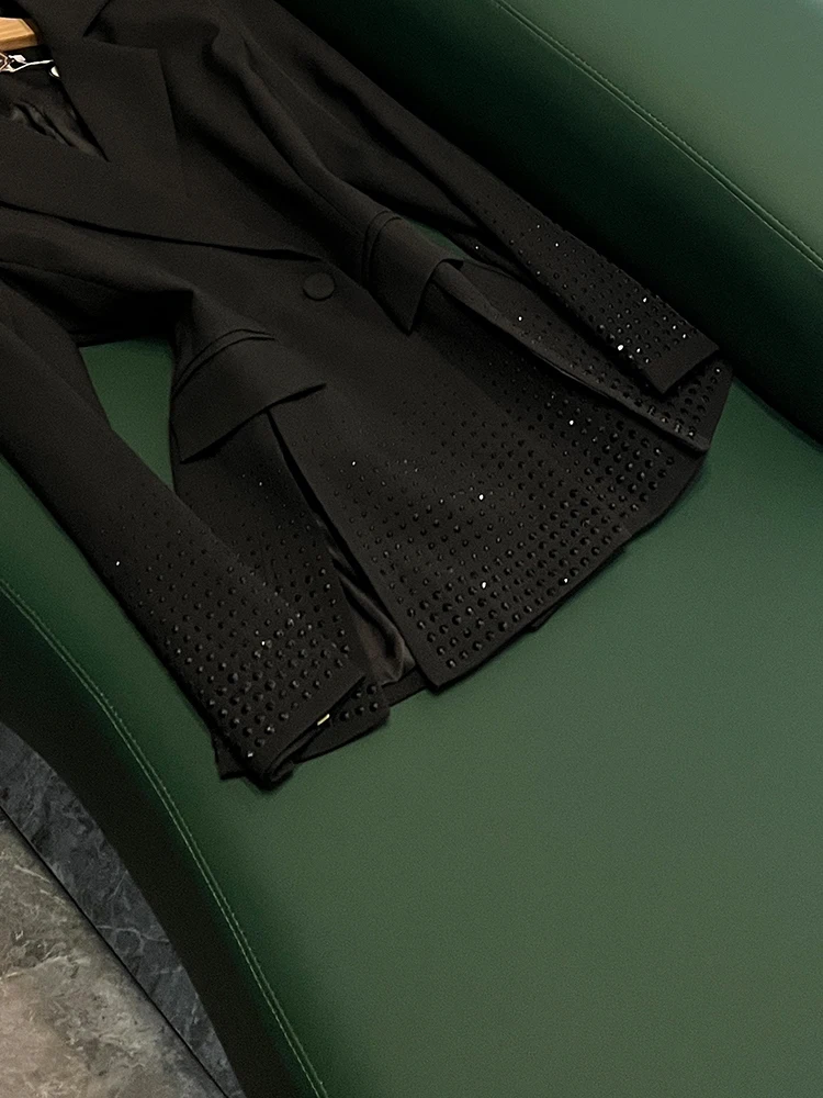 ชุดสูทผู้หญิงสไตล์ยุโรประดับไฮเอนด์ ประดับตกแต่งอย่างหรูหรา พร้อมผ่าข้าง แขนยาว เหมาะสำหรับใส่ทำงาน รุ่น WY032