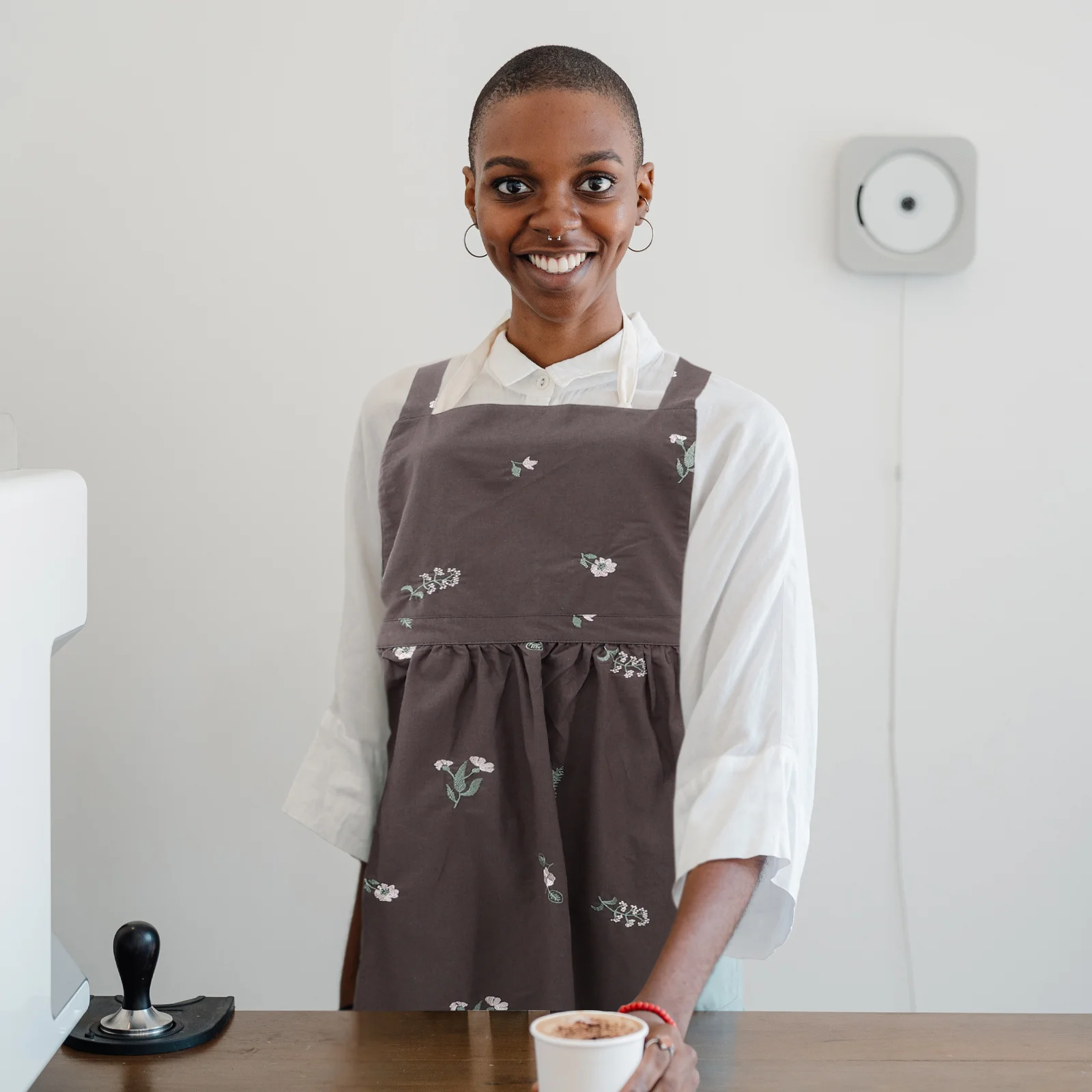 

Embroidered Cotton Linen Apron for Women Kitchen Baking Cooking Gadget with Pockets Home Hotel Workshop Long-Lasting Comfortable