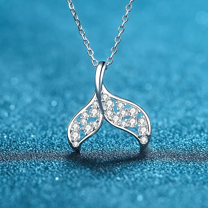 

18K Gold Inlaid Mermaid Necklace PT950 Platinum 39 Point Moissanite Pendant Fashionable and Simple Collarbone Chain