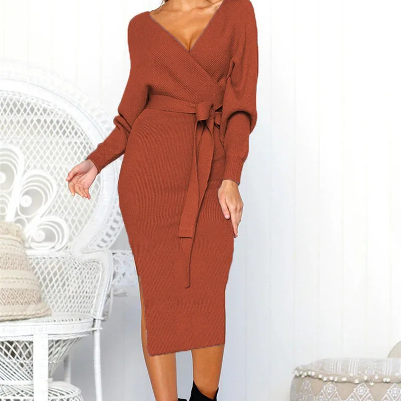 Sukienki swetrowe damskie z dekoltem w serek, rękawami typu nietoperz, odkrytymi plecami, dopasowane, z paskiem.