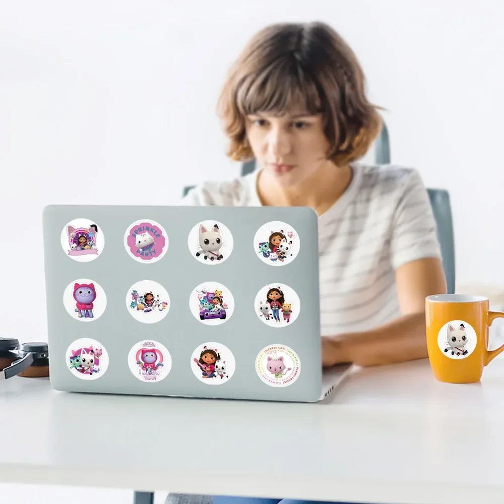 500 Stück Cartoon Gabbys Dollhouse Rollaufkleber Graffiti Koffer Skateboard Handy Niedliche Aufkleber Kinder Dekorationssticker Geschenke – Detail 6
