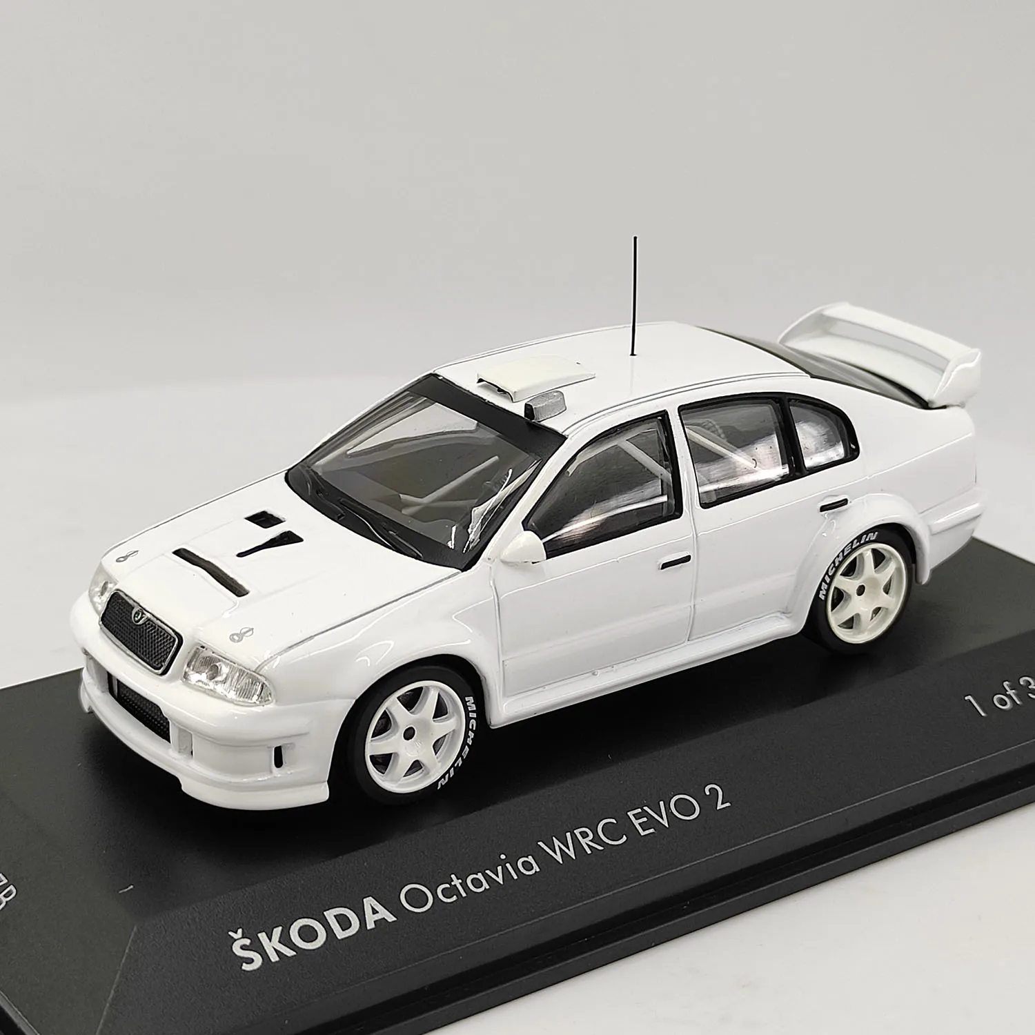 Diecast FOX18 Scala 1:43 Skoda Octavia WRC EVO 2 Modello di auto in lega bianca Giocattolo da collezione Regalo Souvenir Display Ornamento