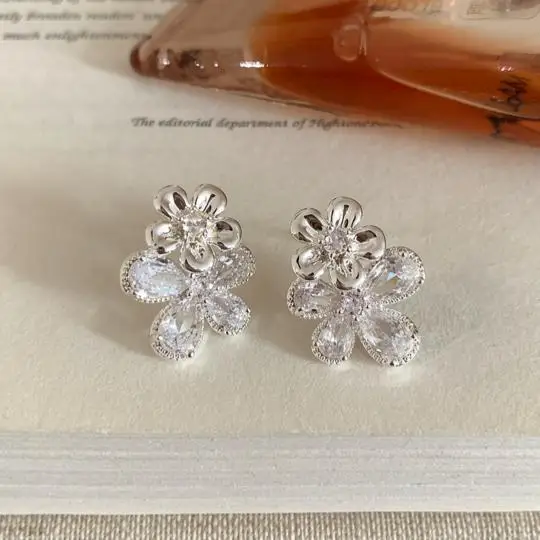 Sparkling Dual Floral Design High Shine Clear Stones Layered Ear Studs Dynamic Light Reflection Elegant Headwear Set