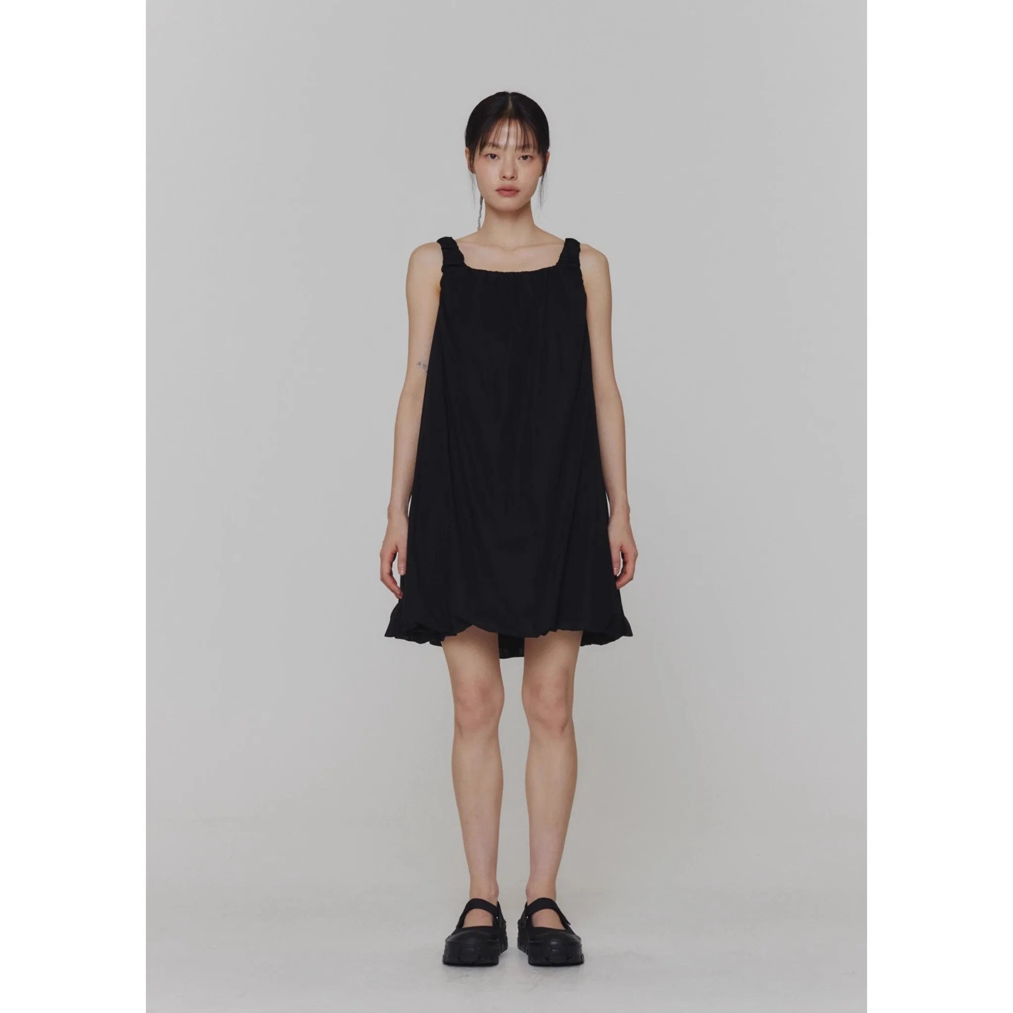 

Летнее женское платье Amomnto Cloud Blossom из хлопковой марли с одним открытым плечом и оборками, коллекция 2023