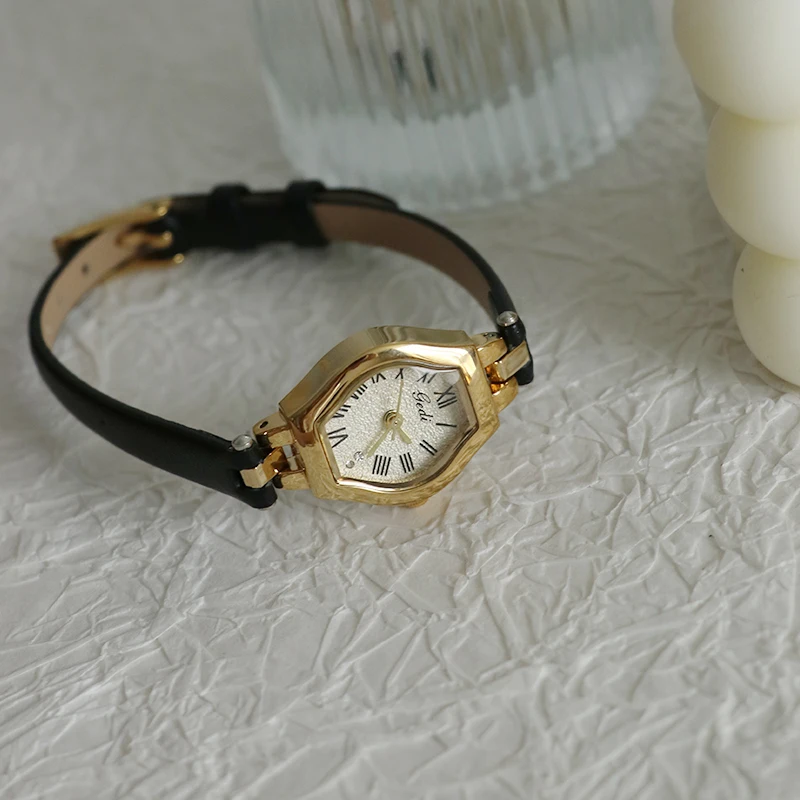 New Women'S Luxury Watch With A Small Leather Strap, An Elegant And Stylish Timepiece For Women, A High-Quality Ladies' Watch.