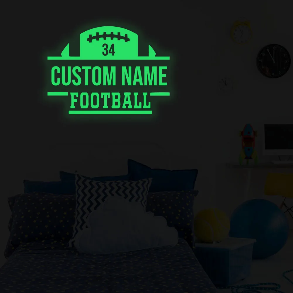 

1 шт. мультяшная наклейка на стену с изображением регби, с возможностью нанесения имени и номера, виниловые наклейки, водонепроницаемые виниловые обои, декор для дома