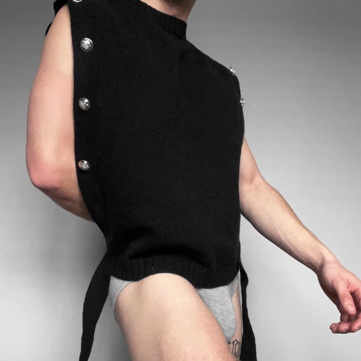 Fashion Knitted Vest Men New Metal Decorative Temperament Slim Knitted Men's Vest