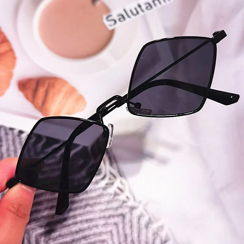 Einzigartige Diamantform Kleine Sonnenbrille für Frauen Neue Mode Ultraleicht Schwarz Grau Gradient Sonnenbrille Männer Retro Brillen Uv4090 – Detail 3