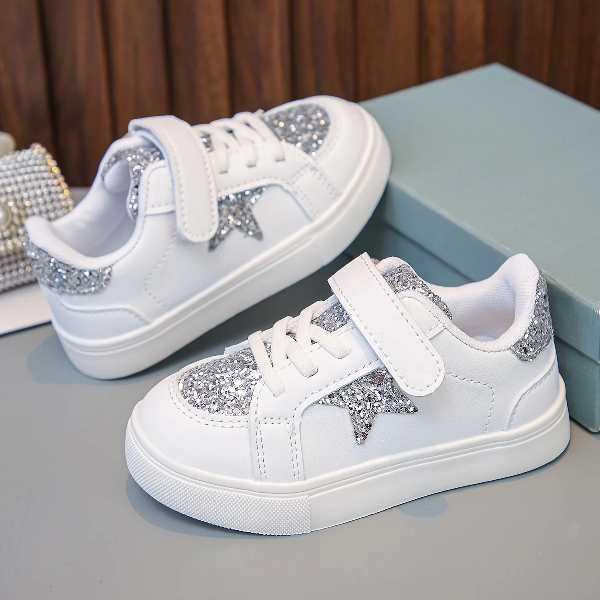 A Pair of Silver Shiny Color-Blocked Fashionable Skate Shoes for Girls, Casual Sneakers