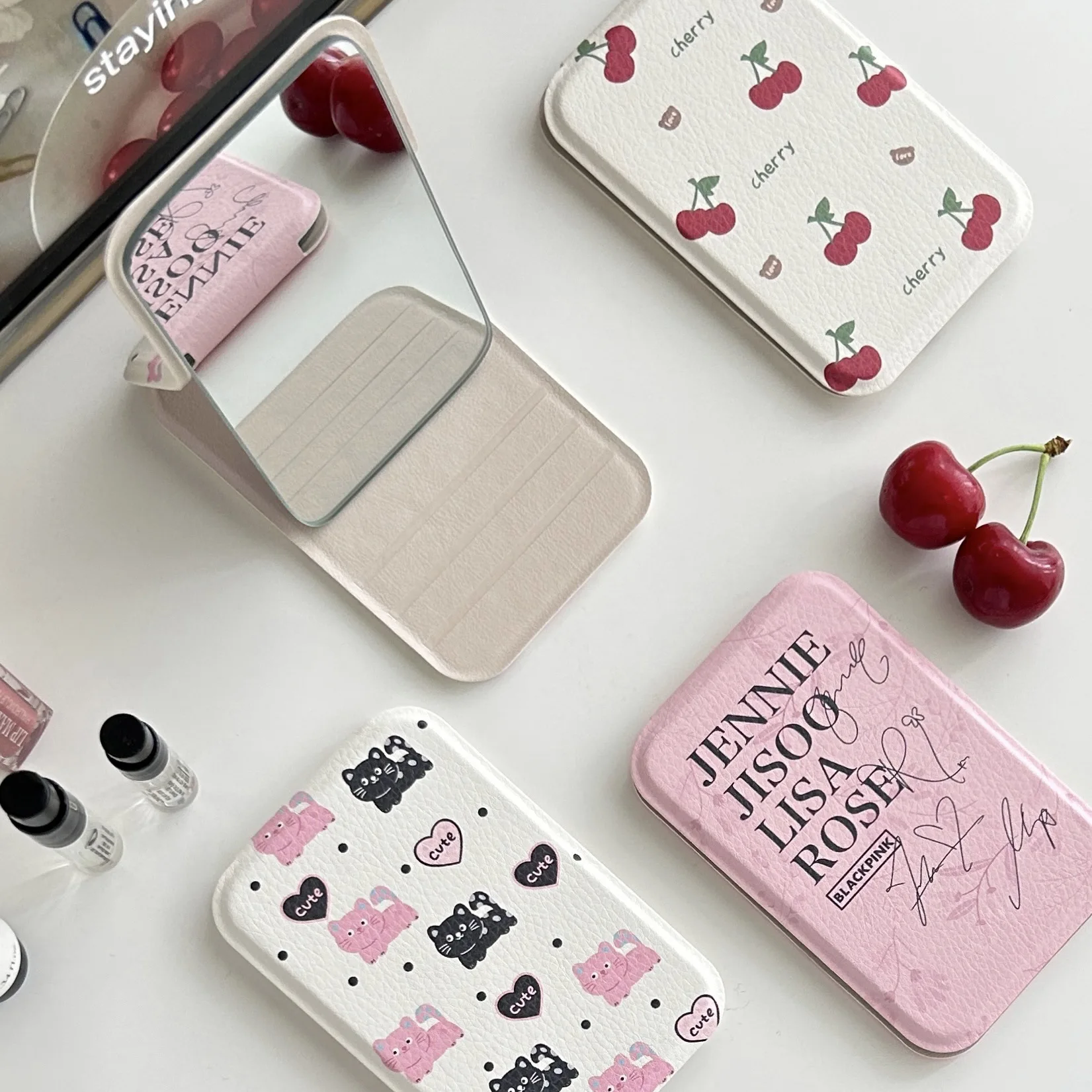 Klappbarer Schminkspiegel, tragbarer Mini-Spiegel, süßer Hand-Schminkspiegel, tragbarer Desktop-Schminkspiegel, ein Geschenk für Mädchen