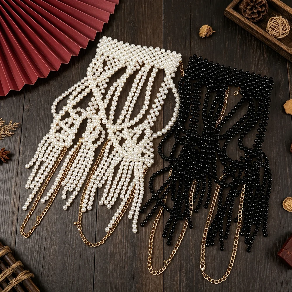 Eleganter Hochzeits-Perlenkragen, mehrlagige, drapierte Perlenkette mit seitlichen Quastenfransen für formelle Abendkleider. – Detail 7