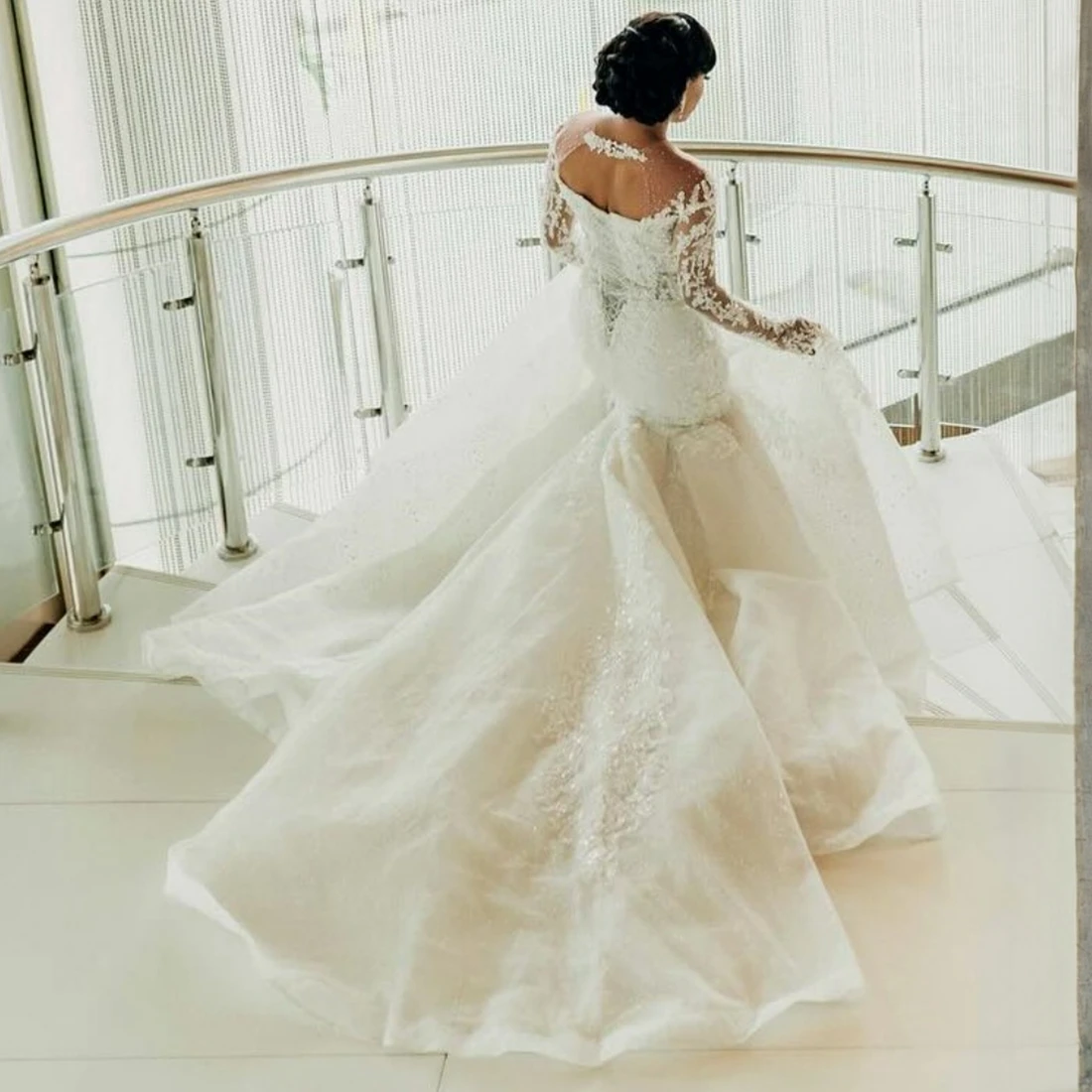 맞춤 제작된 시스루 네크라인 반짝이는 아플리케 비즈 브라이덜 드레스, 아프리카 교회용 긴팔 웨딩 가운