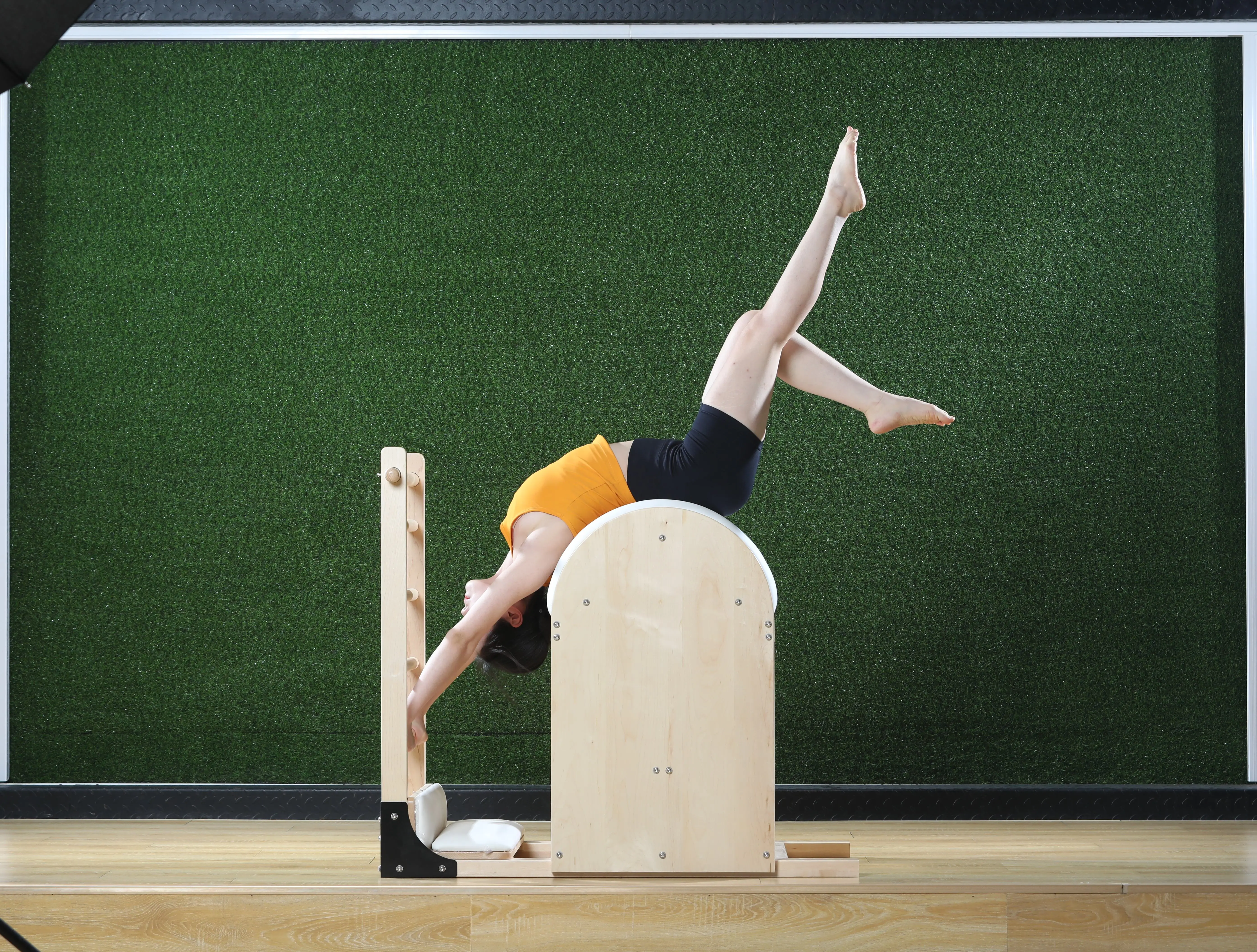 Hihg Quality Oak Rubber Wood Oak Ladder Barrel Soft Leather Sponge Padded Pilates Reformer Pilates  Equipment for Yoga Studio