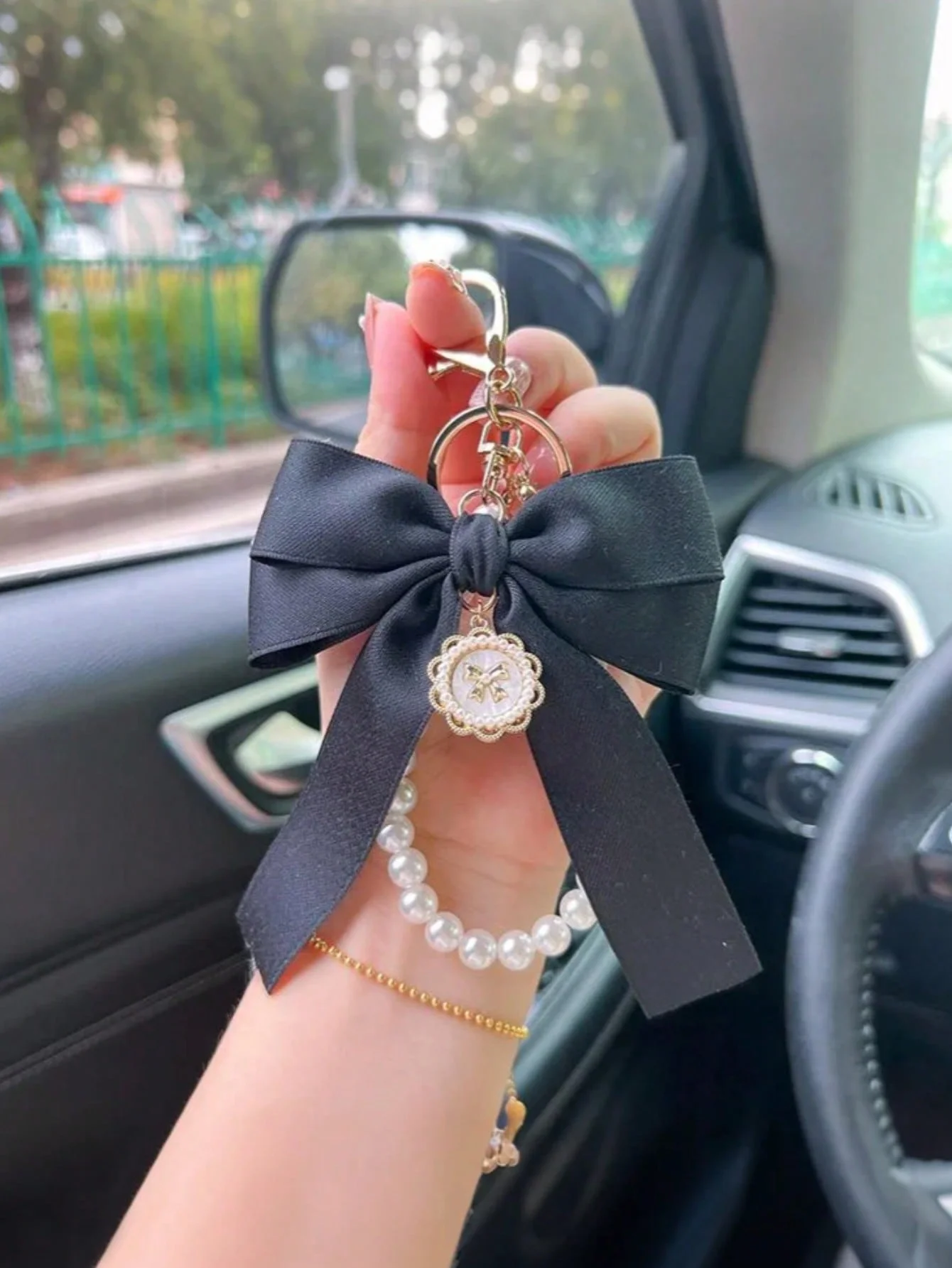 

Elegant Pearl Bow Keychain for Women – Sparkling Faux Pearls & Soft Satin Bow – Stylish Bag Charm, Car Key Fob Holder, Fashionab