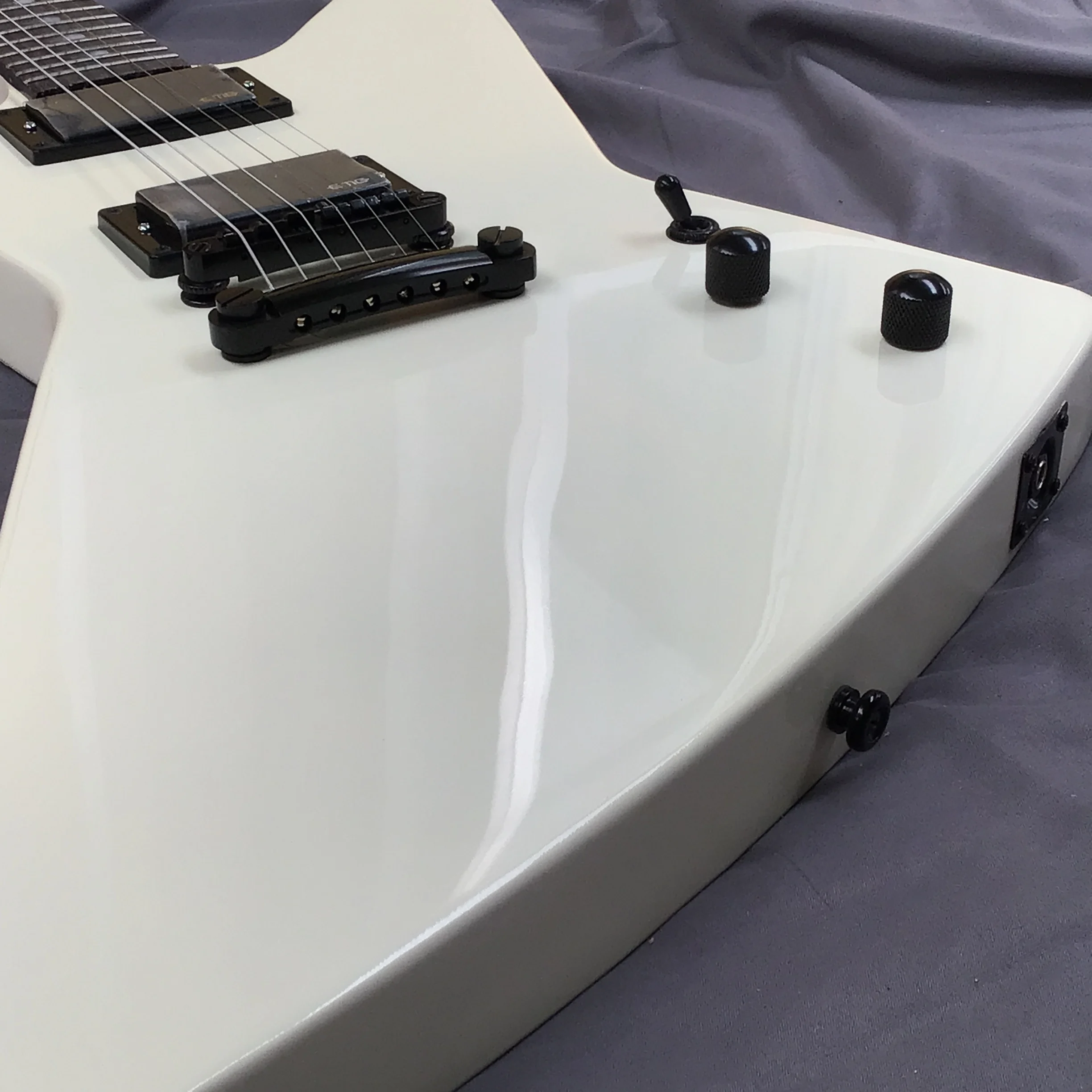 Cream yellow electric guitar Black hardware Guitar rose wood fingerboard guitars order Immediate delivery guitarra