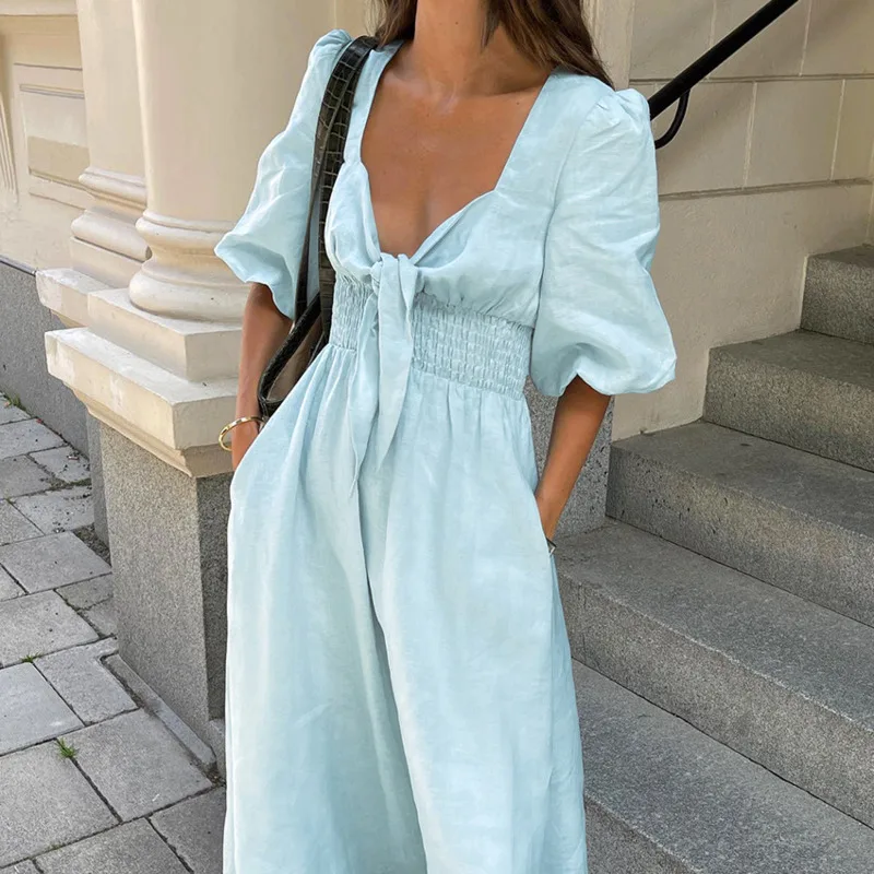 Abito longuette chic con maniche a sbuffo per l'estate 2025 con scollo a V e tessuto in cotone e lino con vita smock per un aspetto diurno Breezy