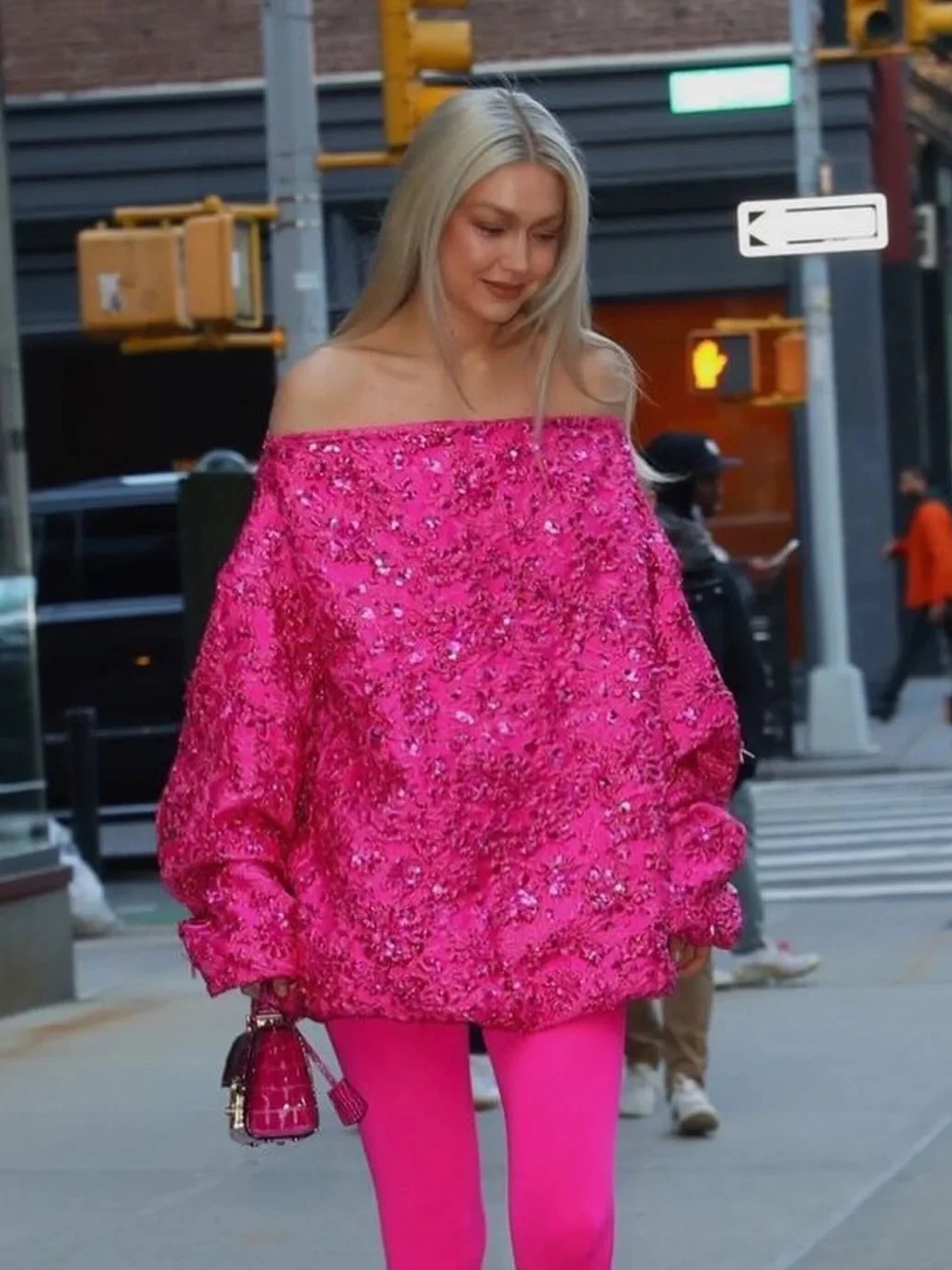 

Изысканное вечернее платье с вышивкой и бисером, на одно плечо, с открытыми плечами, с богатой отделкой, свободного кроя