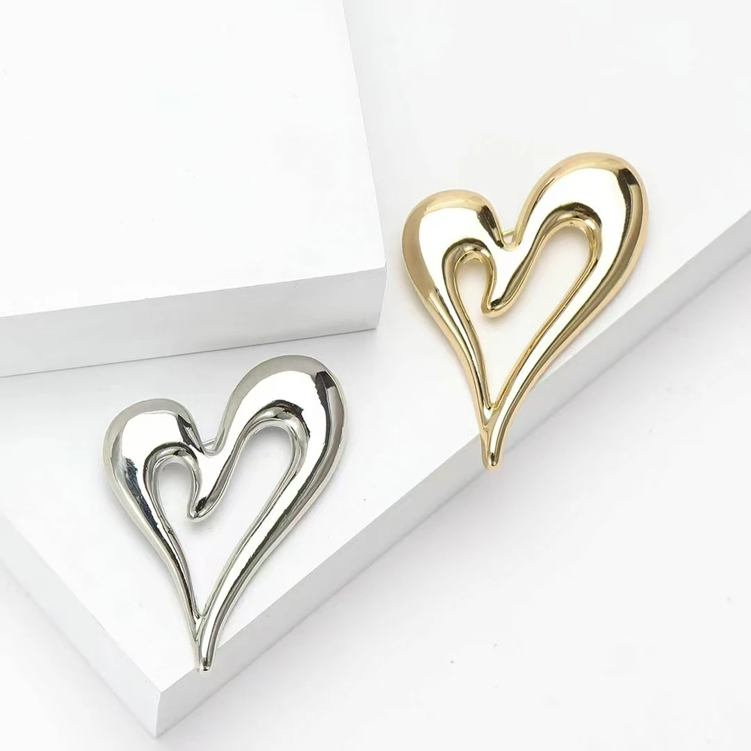 

High Quality Simple Alloy Gold Heart Brooches Versatile Hollow Out Love Buckles Accessorries For Suit Coat Fashion Jewelry 2025