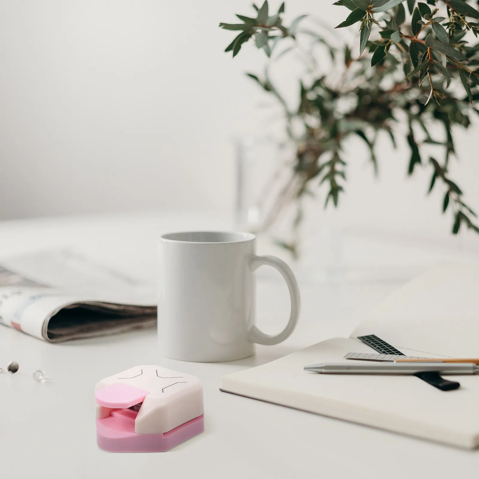 

Простой в использовании угловой округлитель для аккуратных закругленных краев, легкое управление при работе с фотоальбомами и скрапбукингом, удобный инструмент для обрезки.