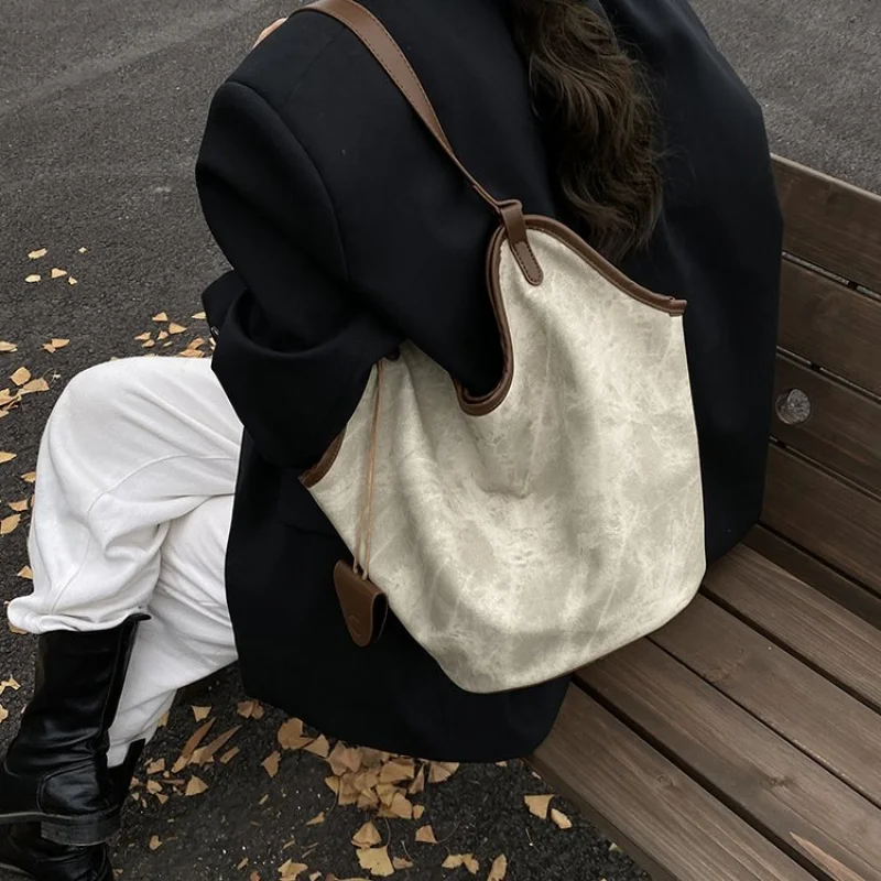 

Classic Parisian Style Leather Shoulder Bag For Women With Timeless Silhouette And Elegant Hardware