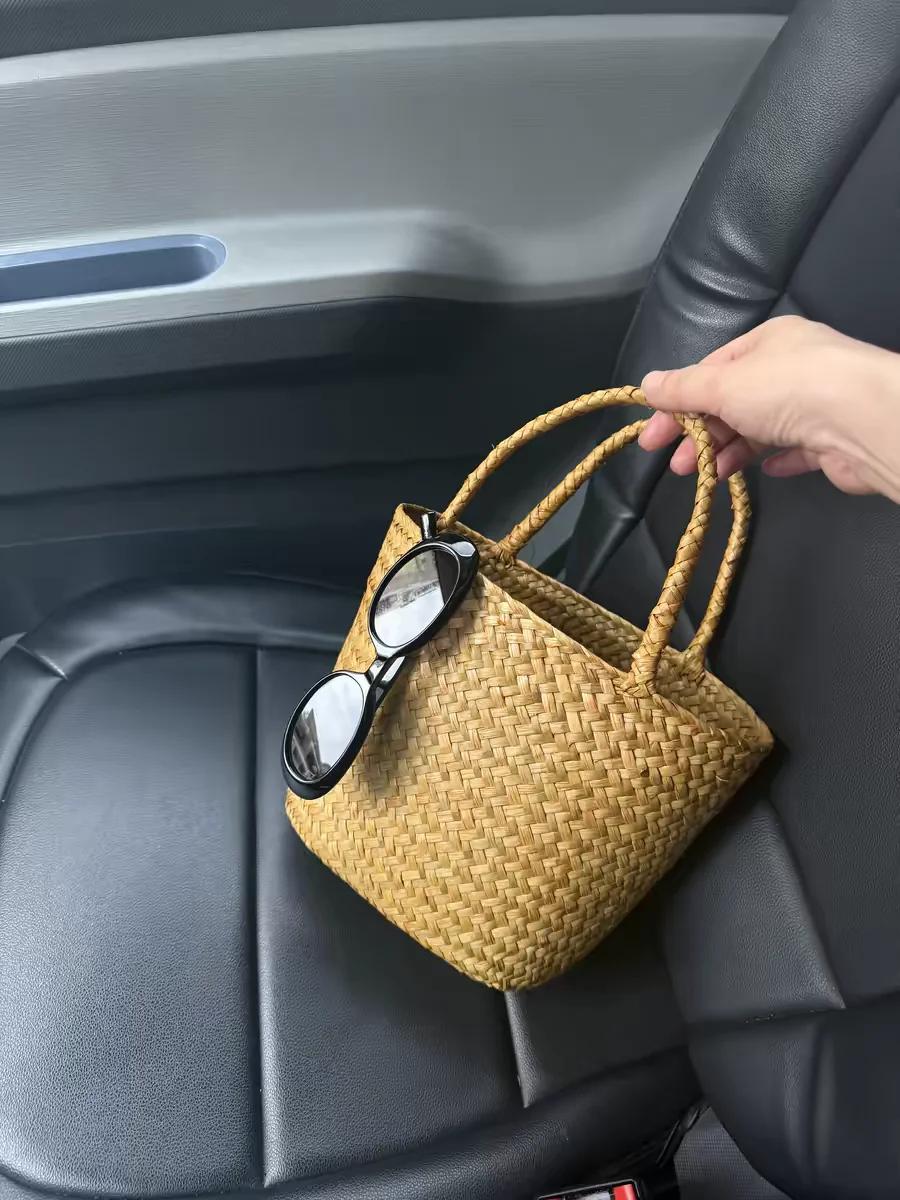 2026 New Handwoven Grass Bag Small Casual Country Style Basket Bag Commuter Handcrafted Bag Elegant Miniature Wicker Bag