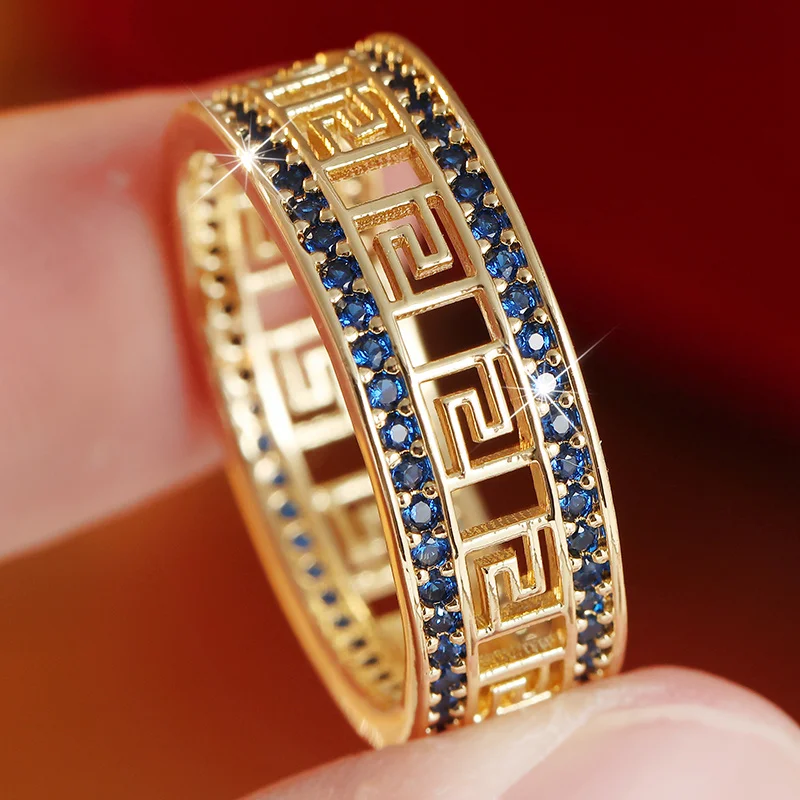 Modischer Luxus-Ring mit Goldbeschichtung für Damen, geprägtes Hohldesign mit eingelegtem blauem Zirkon, Alltagsschmuck für den täglichen Gebrauch.