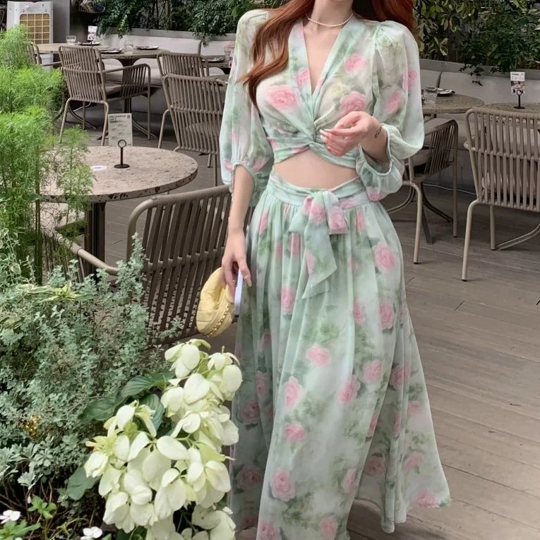 Conjunto de ilha de roupa estilo férias com pregas florais, camisa com decote em V, saia evasê de cintura alta feminina, conjunto de saia de duas peças