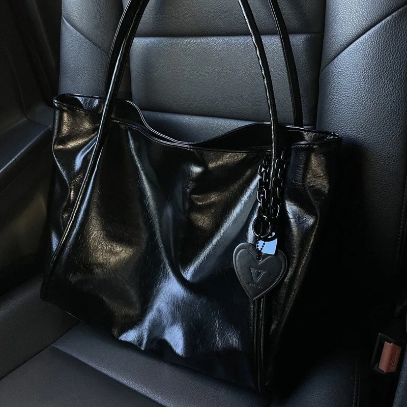 2026 Dark Cupid's New Heart-Shaped Pendant Large-Capacity Tote Bag Is Ultra-Lightweight and Suitable for Work and Commuting