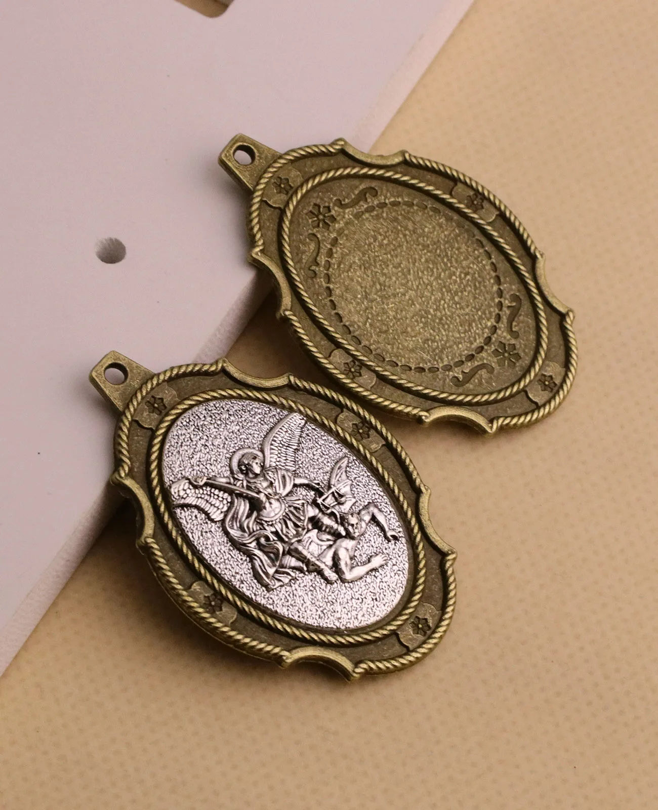 Heilige Ikone Mater Eccleslae Unsere Liebe Frau Lourdes Aparecida Göttliche Barmherzigkeit St. Michael Christopher Anhänger DIY Religiöse Andenken Teile – Detail 5