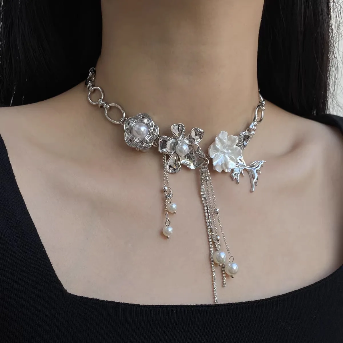 2024Pearl flower butterfly rhinestone fringe necklace niche design clavicle chain