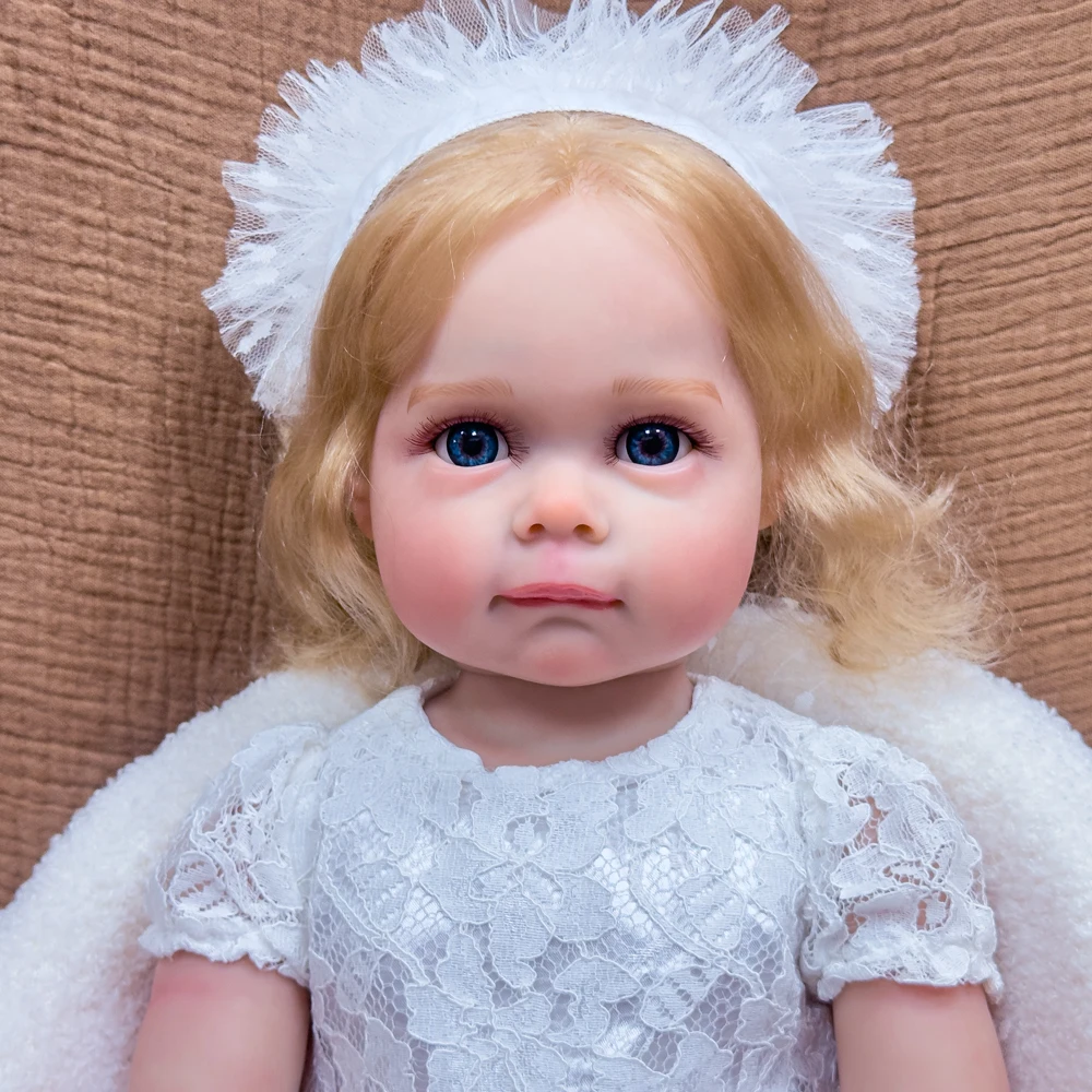 ตุ๊กตาไวนิลรีบอร์นขนาด 22 นิ้ว - ตุ๊กตาหายากสำหรับนักสะสม ผมบลอนด์ ตาสีฟ้า ชุดเจ้าหญิงสีขาว ตุ๊กตาเหมือนจริงที่สามารถจัดท่าทางได้ บรรจุในกล่องของขวัญ