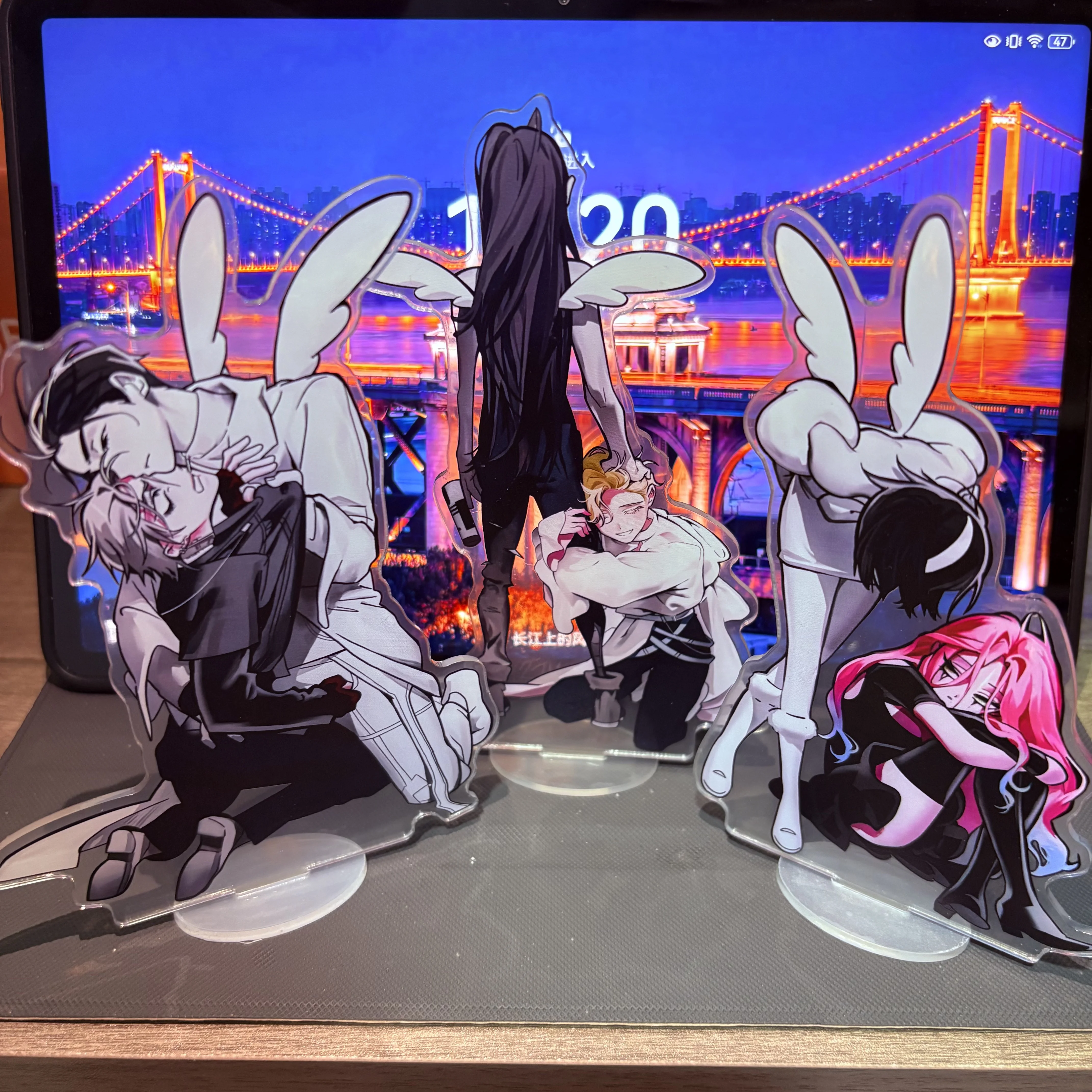 Alien Stage Acrilico Action Anime Figure Stand Tavolo in bianco e nero Decorazione della stanza Giocattoli Amici Bestie Regalo di compleanno per bambini