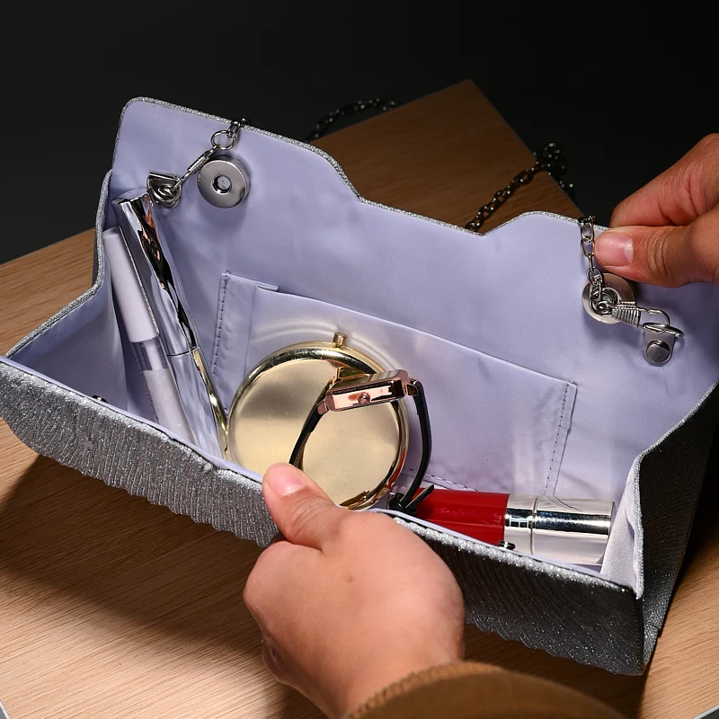 Luxuriöse, leicht verzierte Abendtasche mit vertikalen Falten und Pailletten, mit Metallkette, als Umhängetasche für Verlobungspartys, passend zu festlichen Kleidern. – Detail 5