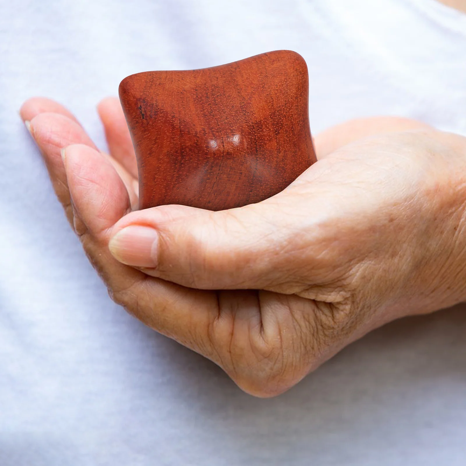 

Wooden Hexagonal Hand Grip Balls Massage Tools for Muscle Strengthening Dexterity Circulation Improvement Anytime Anywhere