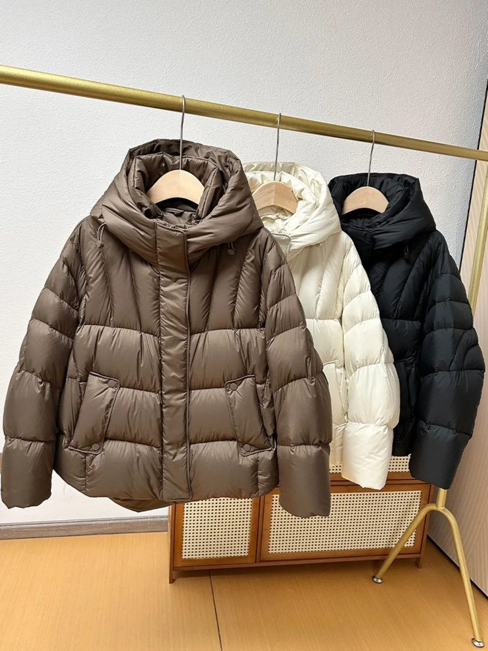 

2024 New Ultra Light Warm Hooded Bread Puffer Down Jacket Women Thick Warm Parkas Loose White Duck Down Feather Coat