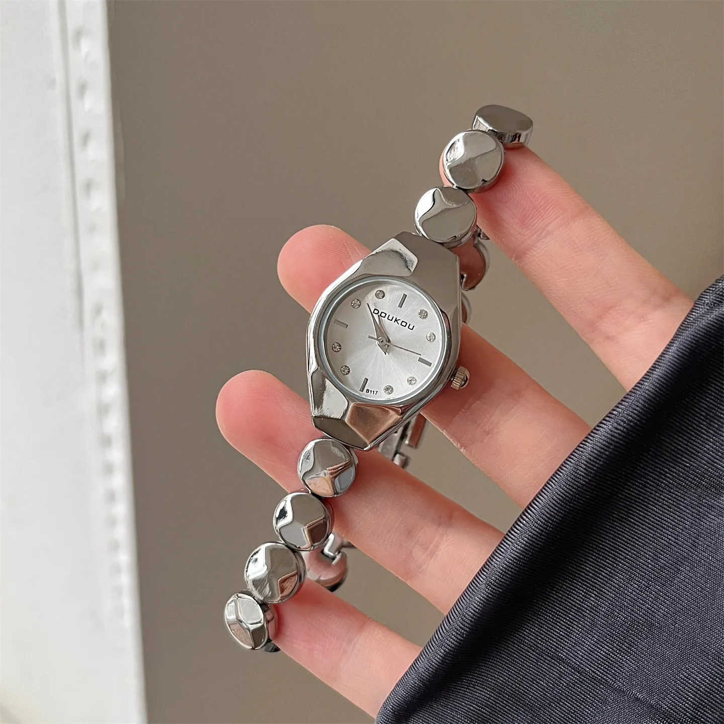 (Attracting Watches) Women Chain Style Watch High-End Feel Temperament Chic Style Simple Female Fashion Quartz Wristwatches