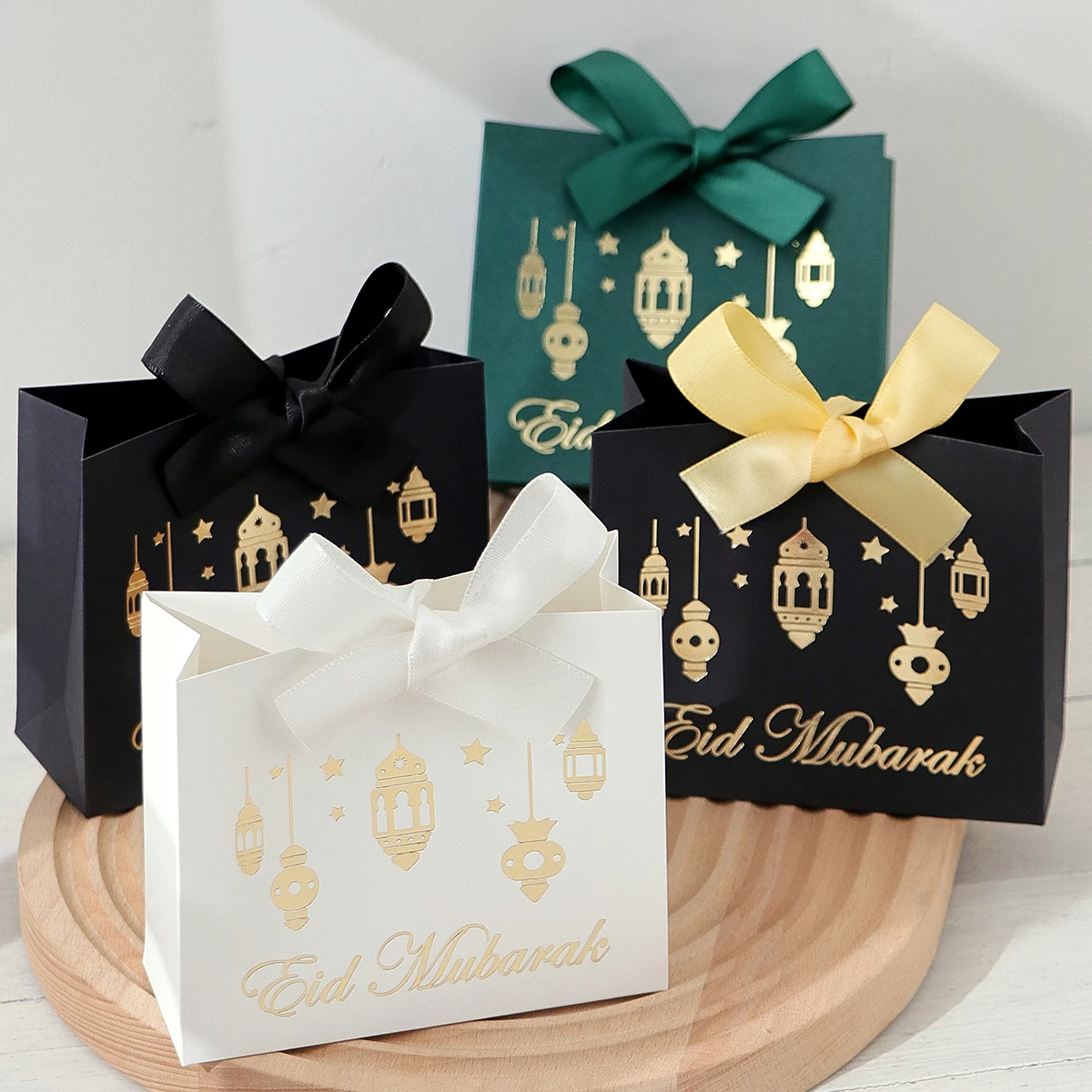 Juego de regalo Eid de cinco piezas, decorado con motivos de faroles dorados – una hermosa caja de regalo con elegantes cintas, perfecta para guardar dulces, recuerdos de fiesta, envoltorios de dulces y decoraciones para las celebraciones del Eid.