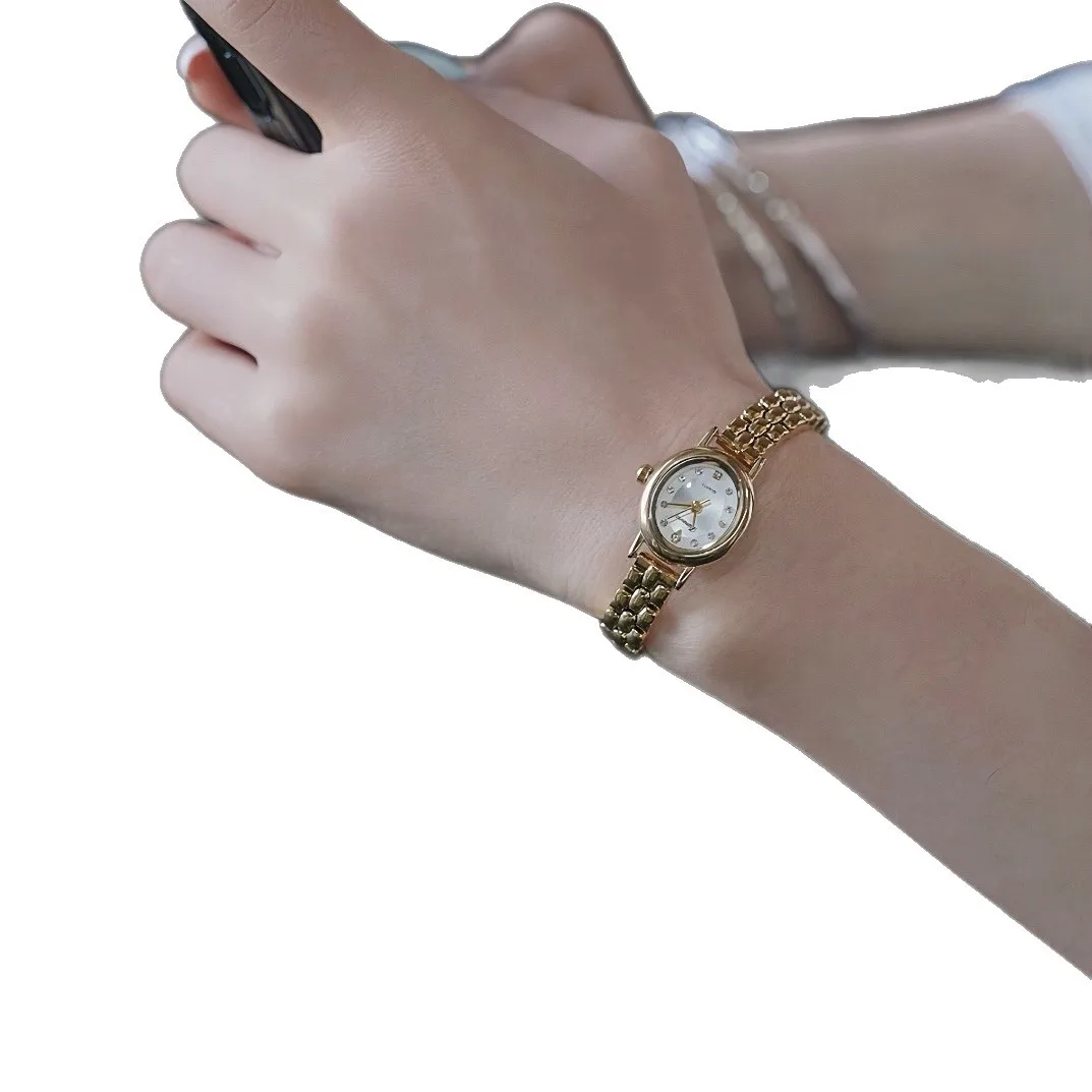 

Маленькие и изысканные женские часы с овальным позолоченным ремешком, нишевые универсальные средневековые часы для пригородных поездок