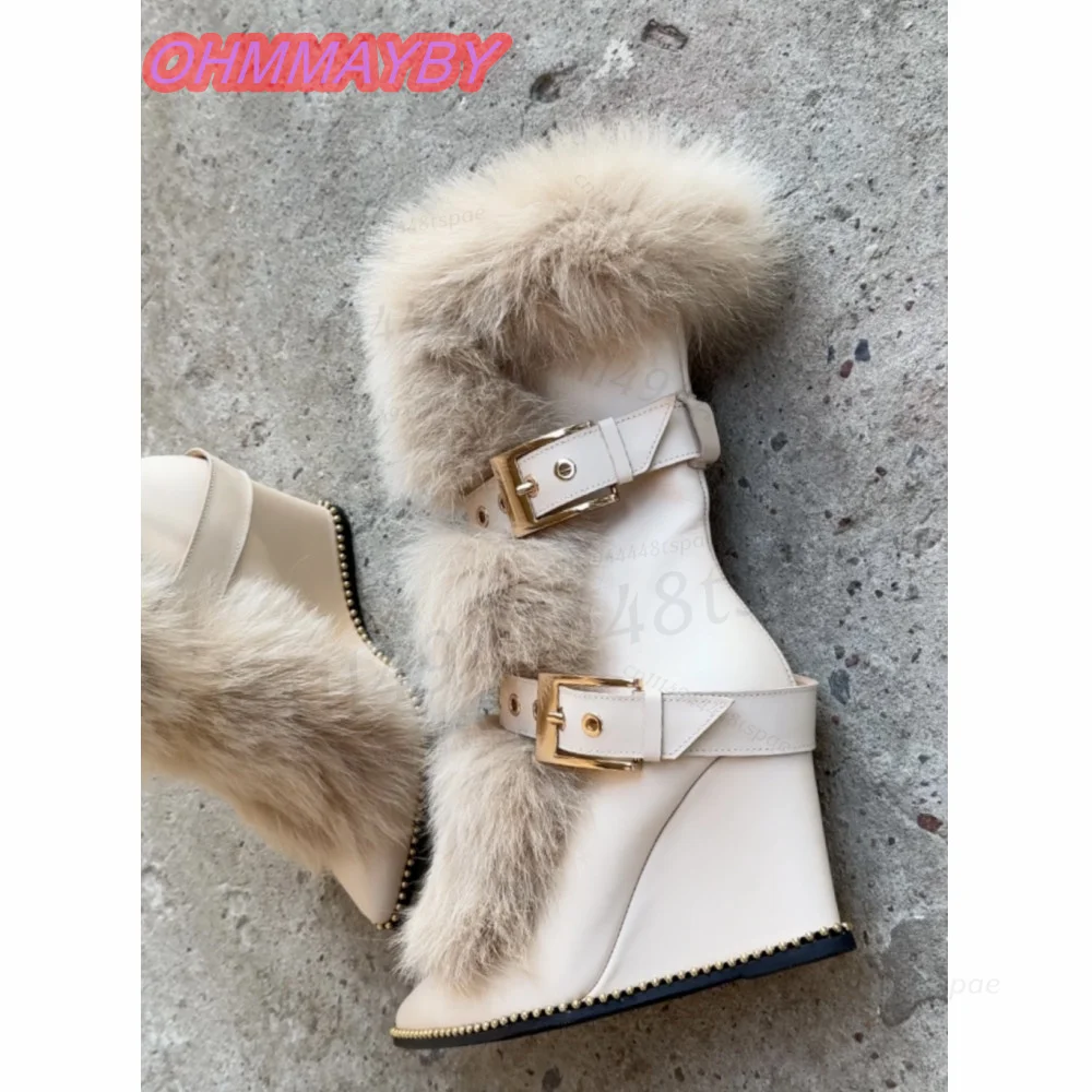 Botines de tacón de cuña color beige para mujer, con detalles de piel sintética, doble hebilla, punta afilada, adornos metálicos, ideales para el invierno, con un estilo moderno y elegante, perfectos para fiestas, y que mantienen los pies calientes. Talla 46.